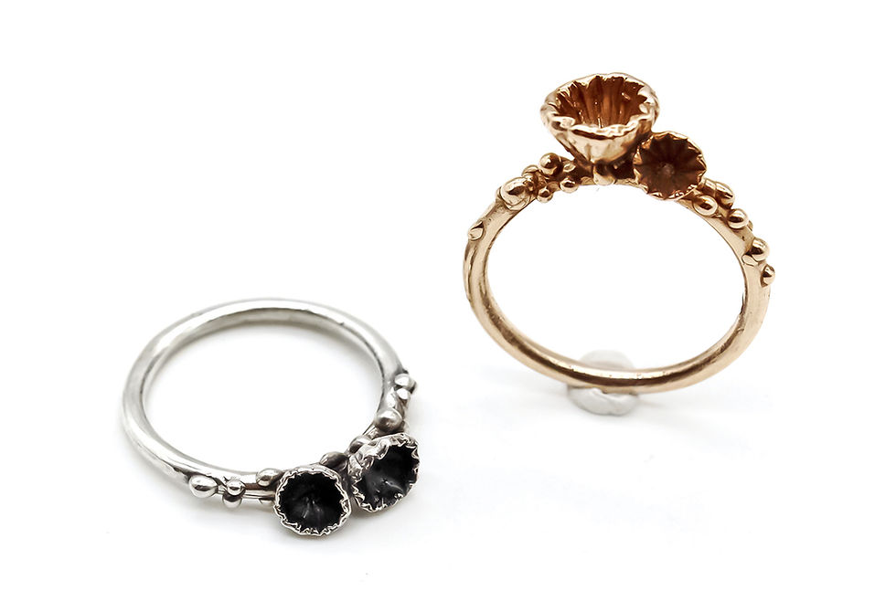 Thumbnail: Anelli della collezione Flor in argento e bronzo