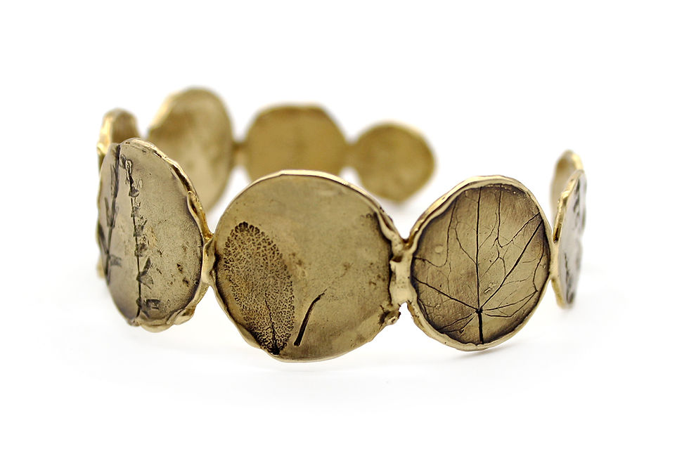 Miniatura: Bracciale artigianale regolabile in ottone con texture foglie e fiori impressi