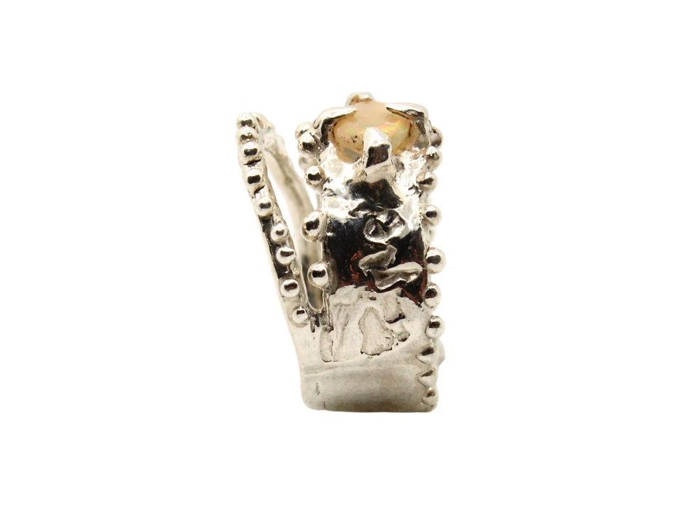 Anello in argento con opale, vista laterale della fascia