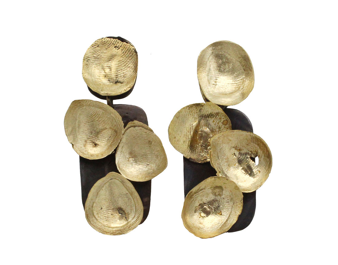 Orecchini a lobo con impronte digitali impresse vista frontale