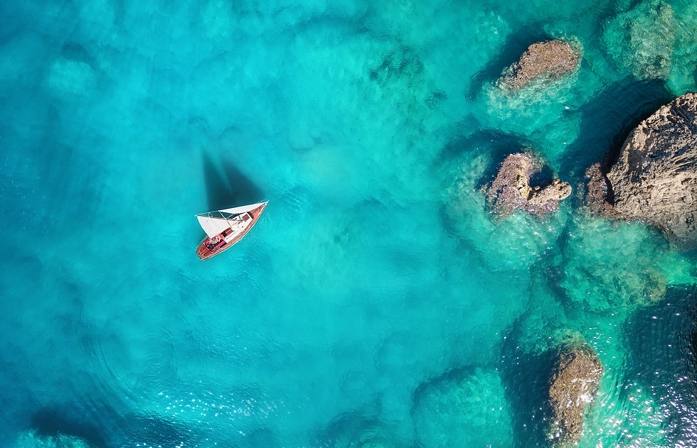 Yacht-on-the-sea-from-top-view.-Turquois