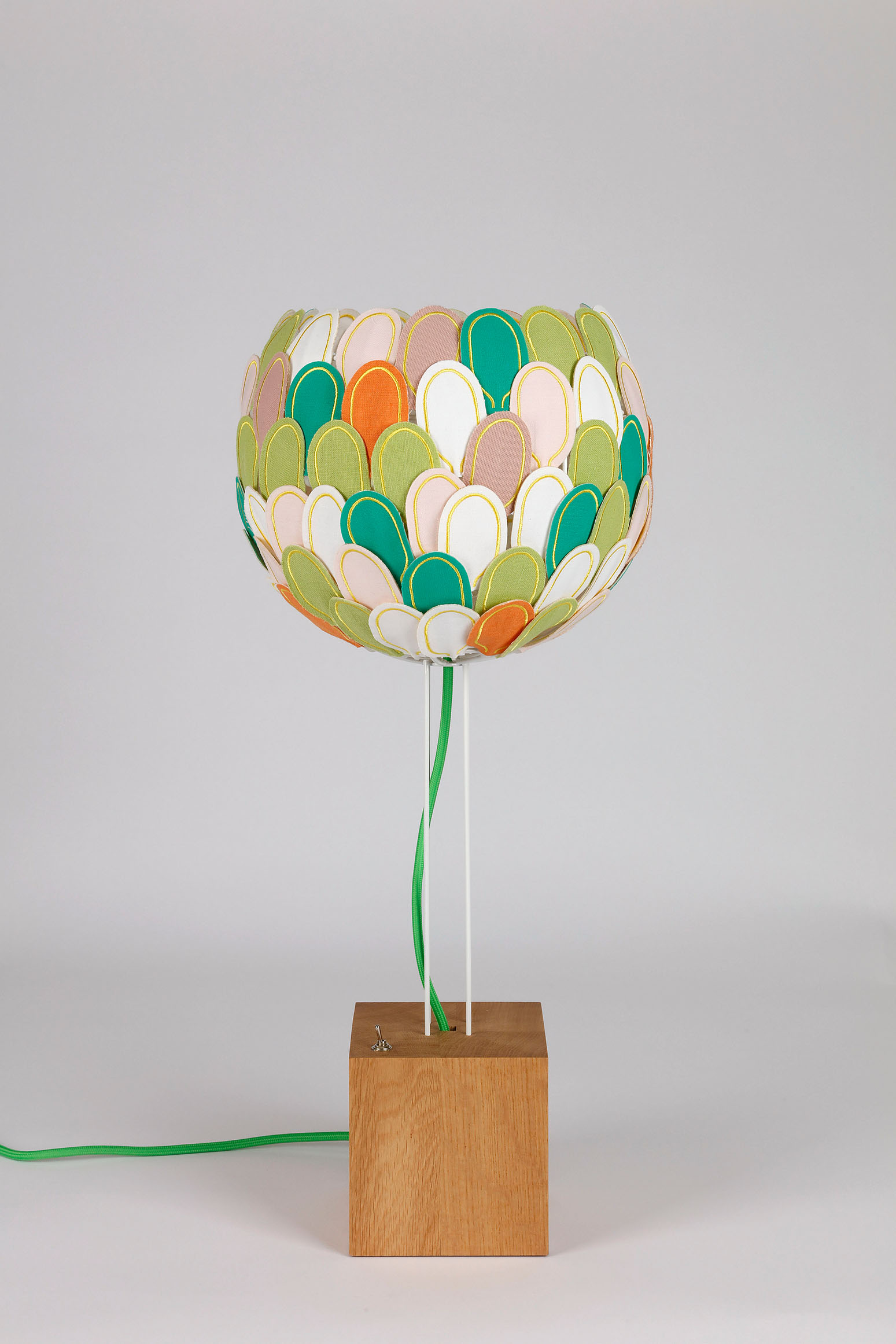 Lampe à poser Olea, Millie Baudequin, luminaire chic et éco-responsable.