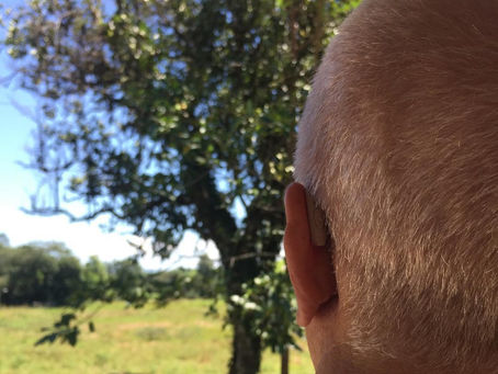 Escutar também é coisa de homem: quando o aparelho auditivo devolve a vida