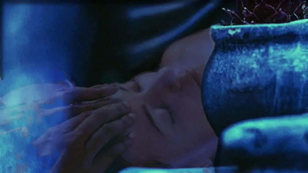Estatua hindú con una mujer en una terapia de salud alternativa, como ejemplo de medicina ayurveda.