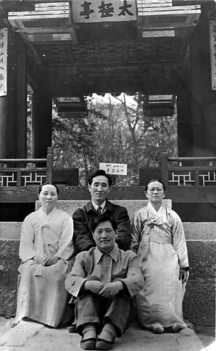 1946년 평양에서 부터 아버님을 따르며 모시고 나온 제자들. 협회원서 1번 수제자 김원필 선생과 계시를 받고 아버님을 찾아온 지승도 할머니(1895년생)와 옥세현 할머니(1897년생)