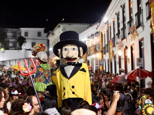 Bloco Zé Pereira dos Lacaios preserva tradição e encanta foliões no Carnaval de Ouro Preto