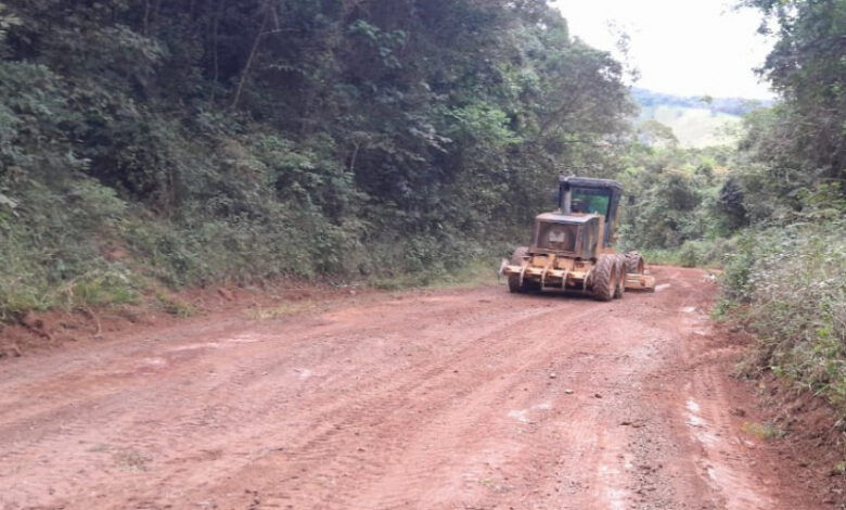 Prefeitura de Ouro Preto Trabalha na Recuperação da Estrada entre Salto e Santa Rita