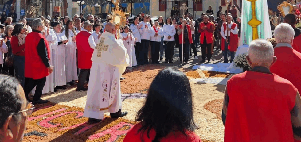 Corpus Christi é celebrado com tapetes vibrantes em Itabirito