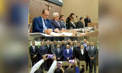 Prefeito, vice e vereadores assumem cargos; Márcio Juninho é eleito presidente com 14 votos em Itabirito