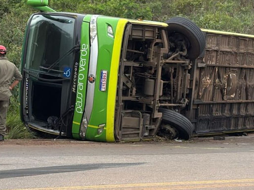 Acidente na Serra da Santa: Ônibus da Pássaro Verde tomba na BR-356 em Itabirito, deixando múltiplos feridos