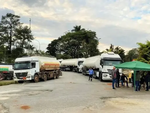 Paralisação de caminhoneiros em Betim acende alerta para falta de combustível em Minas Gerais