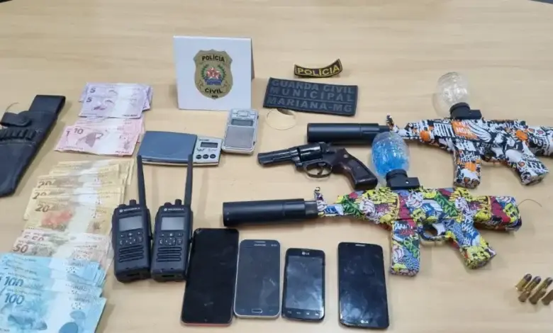 Polícia Civil de Mariana Prende Suspeito de Violência Doméstica e Apreende Armas e Drogas