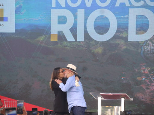 Presidente Lula homenageia Janja com flores e beijo durante evento em Mariana