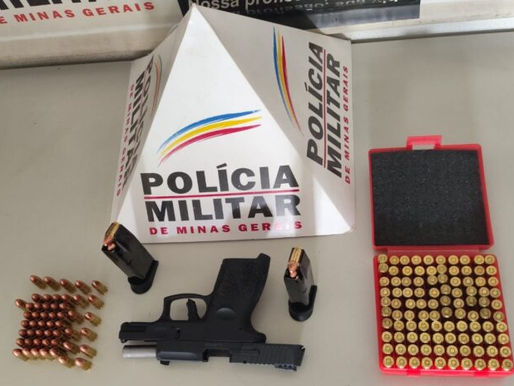 Homem escapa e Polícia Militar confisca arma e munições em ocorrência de violência doméstica em Mariana