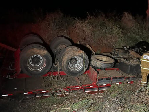 Caminhão capota e jovem de 25 anos perde a vida no interior de Minas
