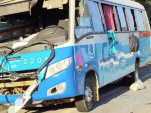 Acidente entre caminhão e micro-ônibus resulta em uma morte e três feridos na MG-050