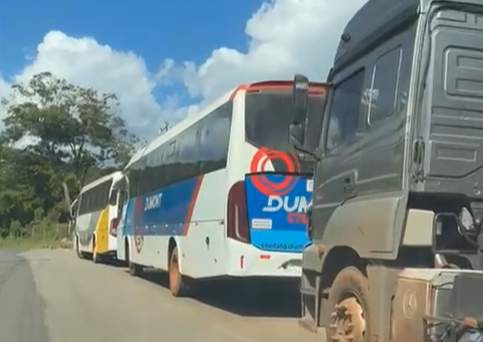 Moradores de Itabirito relatam estacionamento irregular de ônibus e caminhões após reportagem do Jornal Sou Notícia