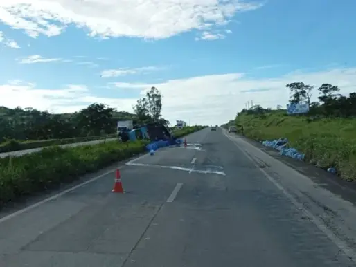 Caminhão com carga de água mineral tomba na BR-040