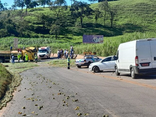 Caminhão carregado de laranjas tomba na BR-040, interditando a pista em Congonhas
