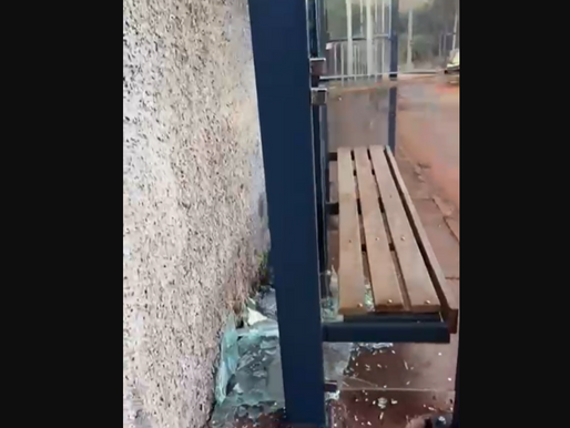 Vandalismo em ponto de ônibus no bairro Portões gera protestos de vereador e associação em Itabirito