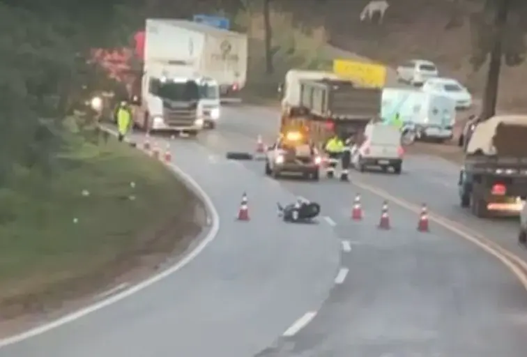 Colisão com motocicleta interdita BR-040 em Congonhas e resulta em morte