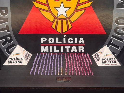 Traficante em prisão domiciliar é surpreendido com 215 pinos de cocaína em carro de aplicativo em Mariana