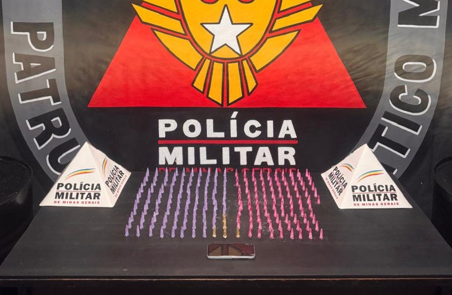 Traficante em prisão domiciliar é surpreendido com 215 pinos de cocaína em carro de aplicativo em Mariana