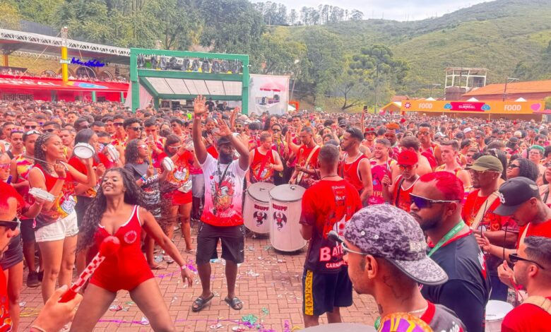 Unidos do Padre Faria contagia o público no Bloco Chapado, destacando que Minas é também um berço do samba