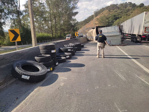 PRF Detém Saqueador e Recupera Carga de Pneus de Caminhão Acidentado na Fernão Dias