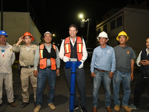 Alfonso Martínez instala luminarias en la colonia Independencia