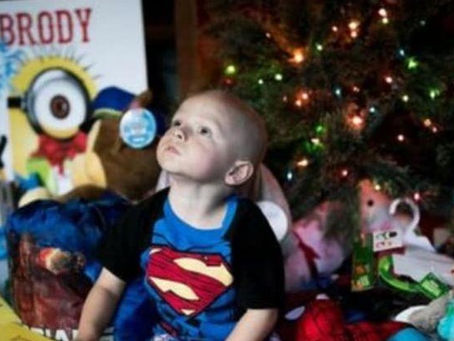 Vecinos adelantan la navidad para un niño de 2 años que padece cáncer terminal