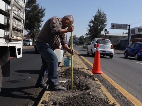 Gobierno de Morelia coloca luminarias en salida Pátzcuaro
