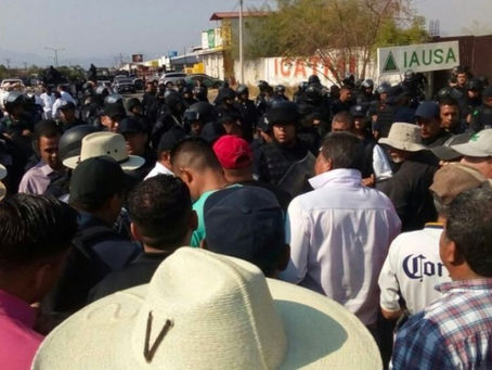 CNTE realiza marcha en Lázaro Cárdenas por demanda de empresa a maestros