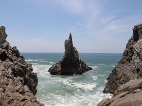 El “dedo de Dios” apunta al cielo desde esta playa de Michoacán