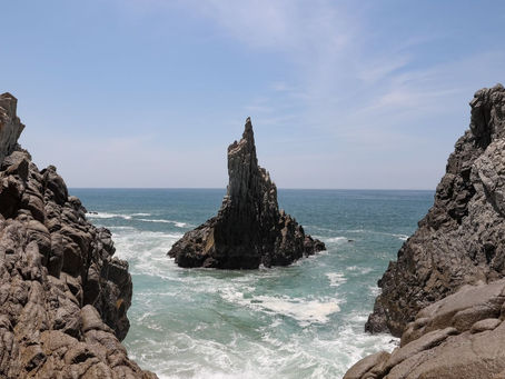El “dedo de Dios” apunta al cielo desde esta playa de Michoacán