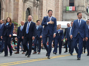 Desfile por Aniversario de la Independencia llena de fervor patrio el Centro de Morelia