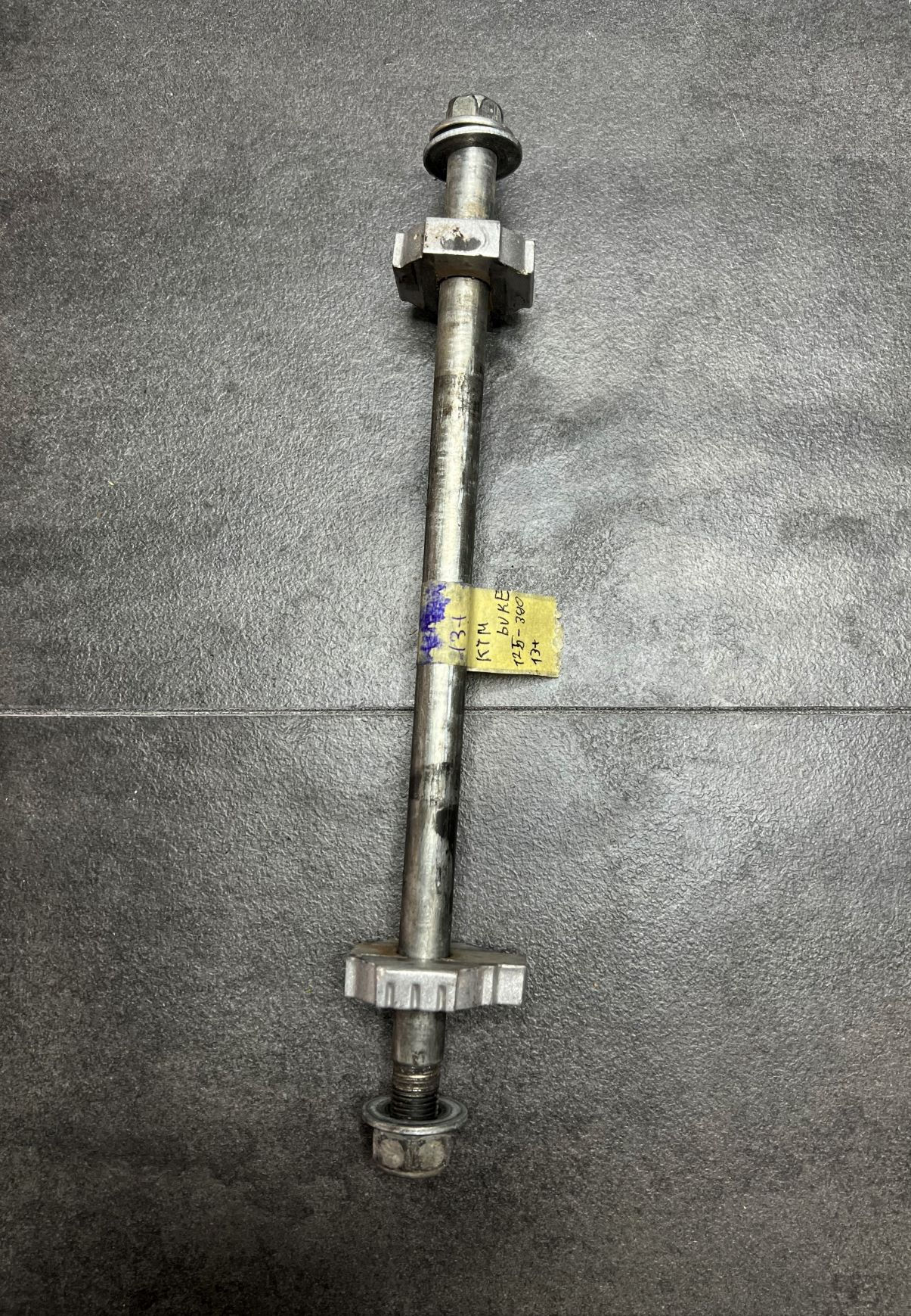 Ось зад KTM duke 125,390 90210085000
