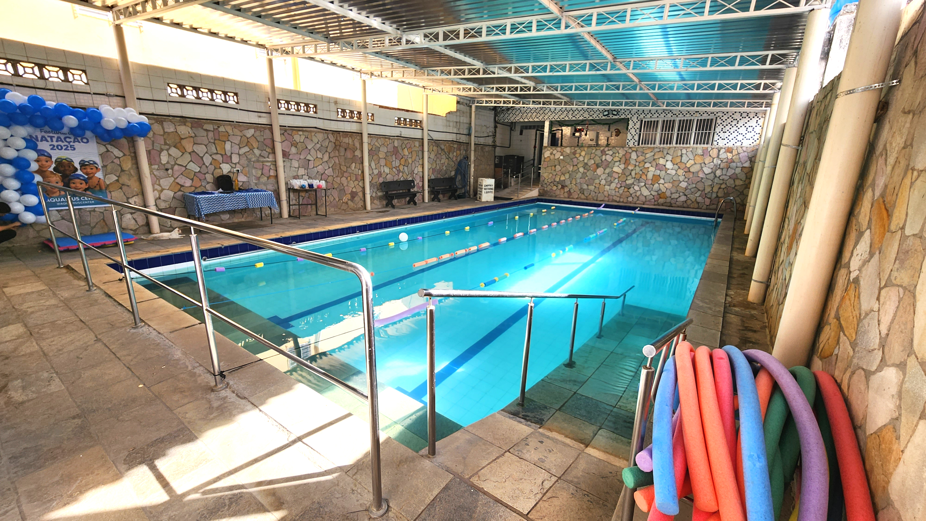 Fotografia da piscina coberta da Aquarius Center