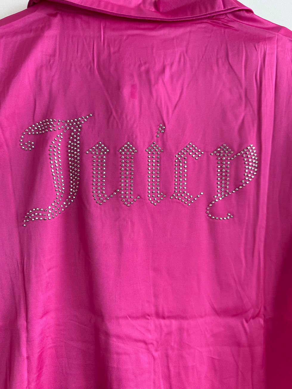 Miniatura: Pijama de satén fucsia liso con detalles brillantes