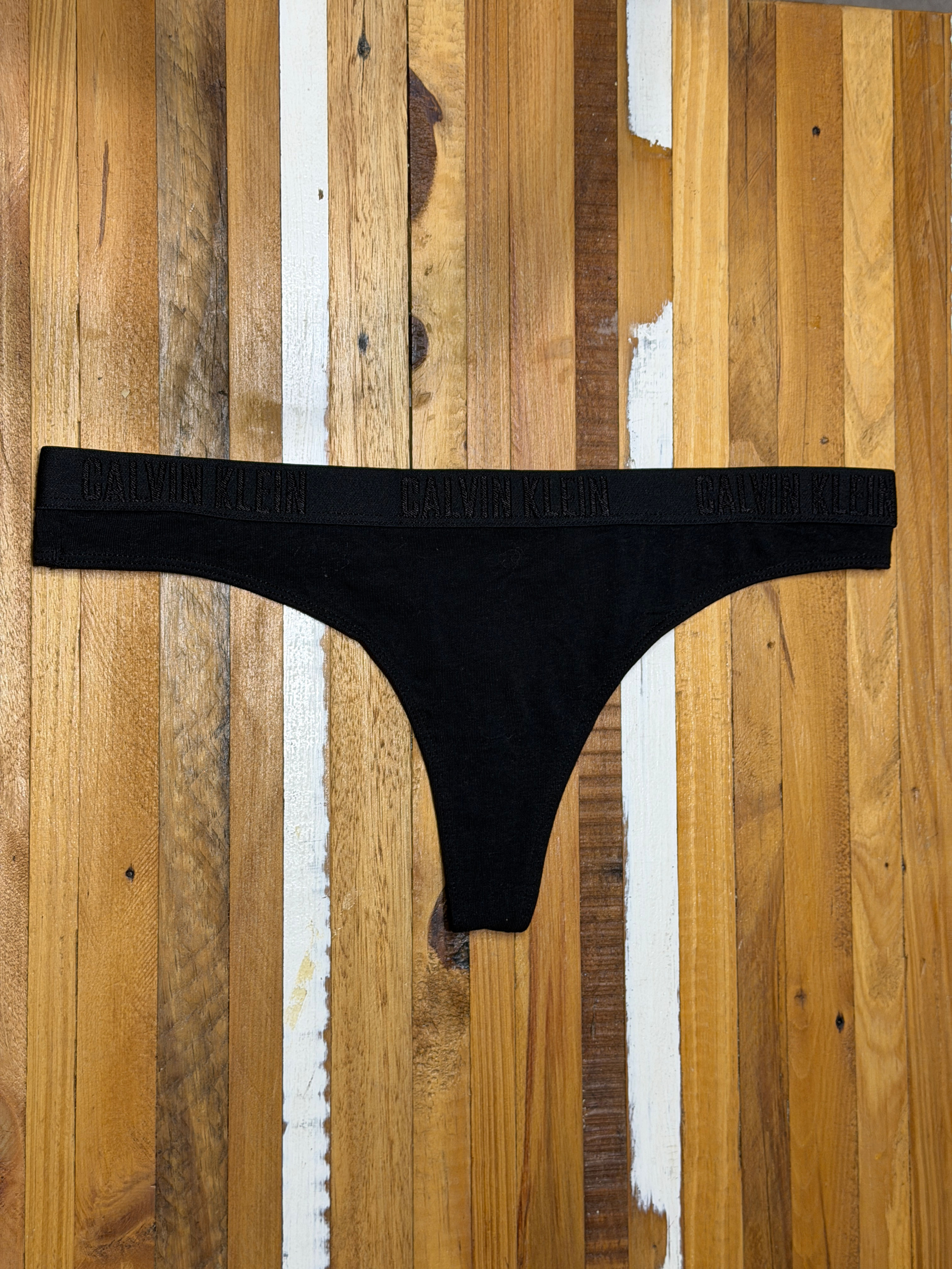 Less Bordada Calvin Klein Negra