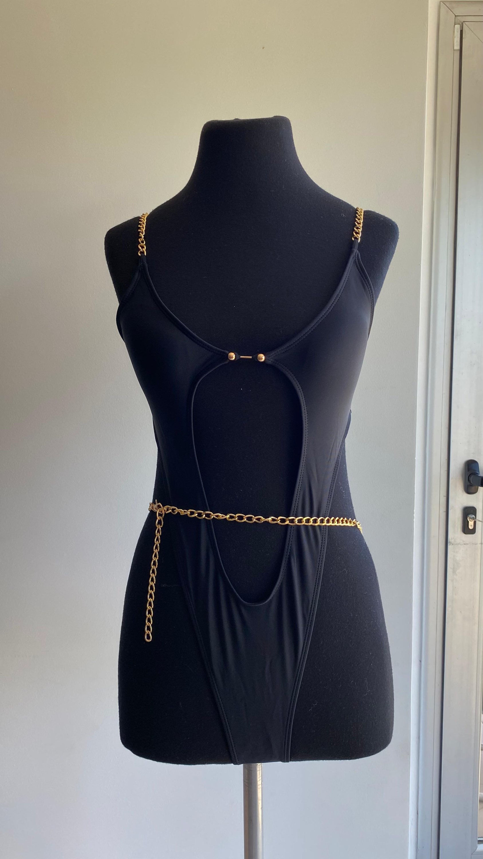 Trikini Negra con Detalles en Cadena Dorada