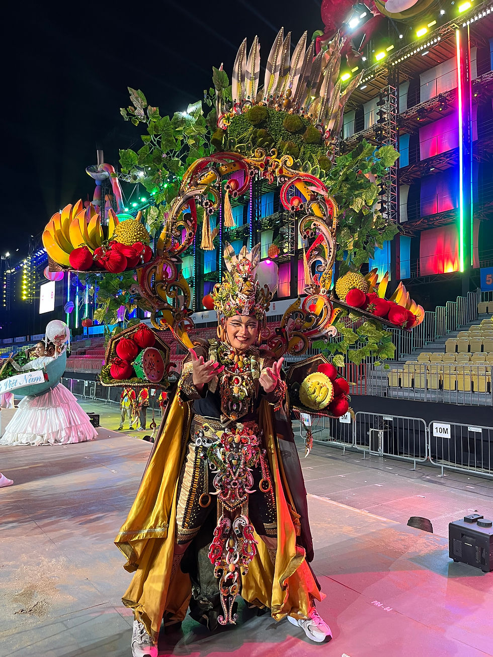 Carrying a shaking fruit on stage