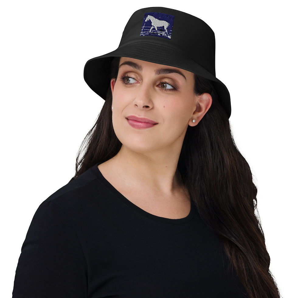 Donna con cappello da pescatore old school nero