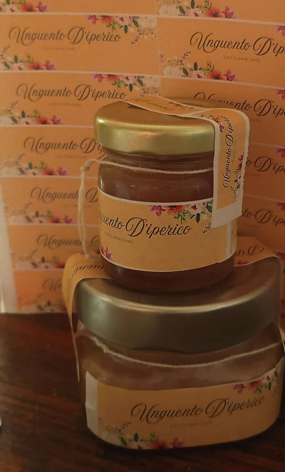 Barattoli di unguento d'iperico artigianale