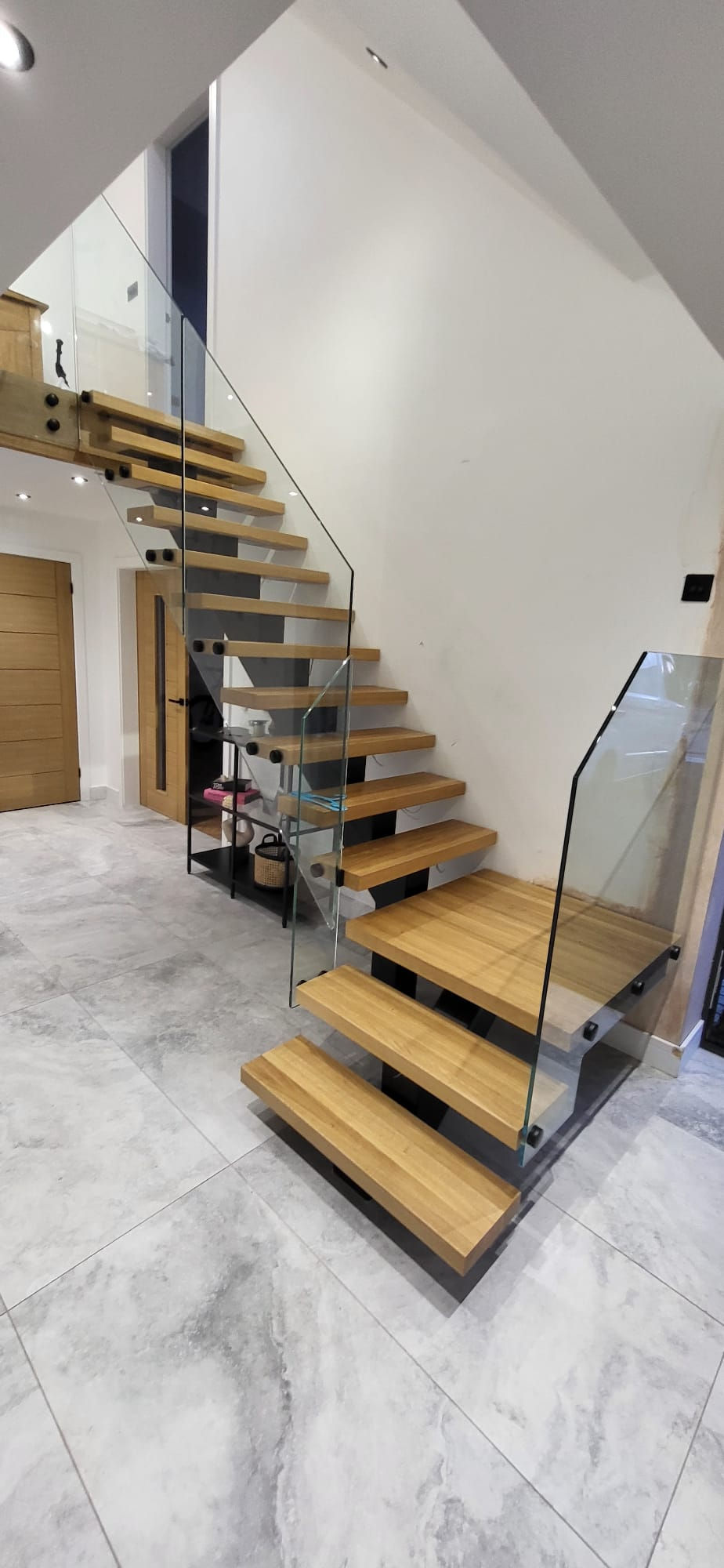 Horizon structural glass for staircase