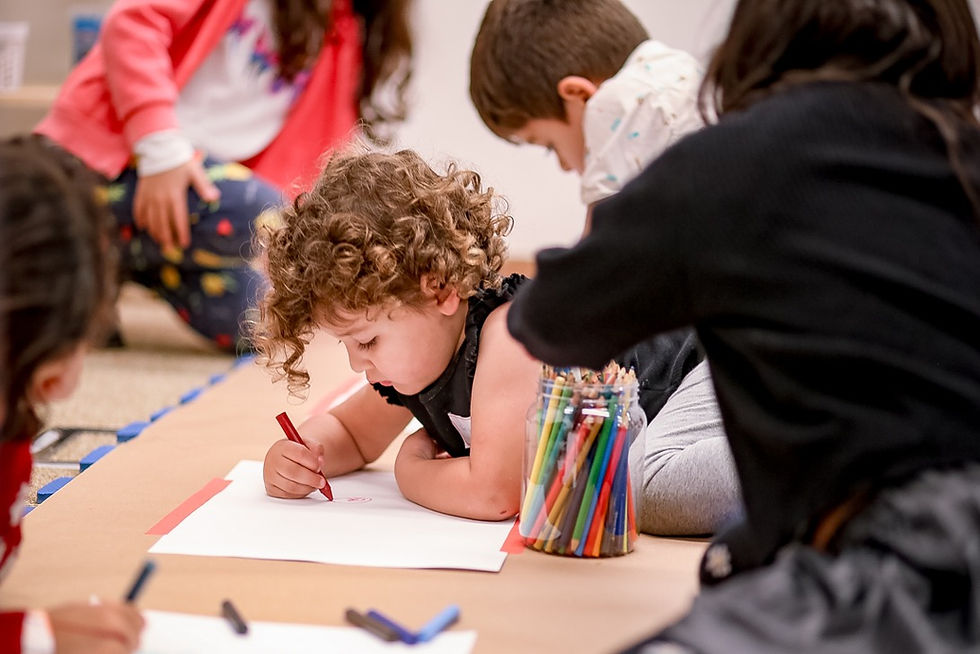 criança desenhando no papel