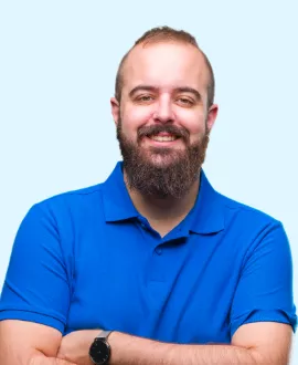 Man met een baard in blauwe polo, poseert met gekruiste armen. My Site 1
