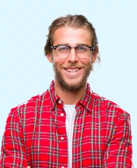Lachende man draagt bril en rood overhemd. Vrolijk portret met blauwe achtergrond.