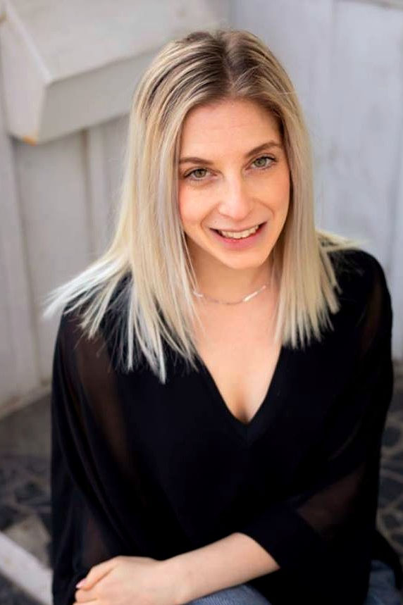 Kelsey Feinstein, Registered Social Worker and Level 2 certified IFS therapist in Toronto, Ontario