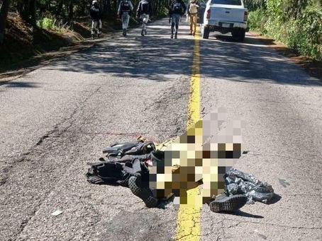 Encuentran cadáver con vestimenta táctica en la carretera a Guadalupe y Calvo.